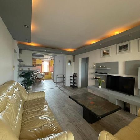 Lovely 3 Bedrooms Apartament Oradea Exterior photo