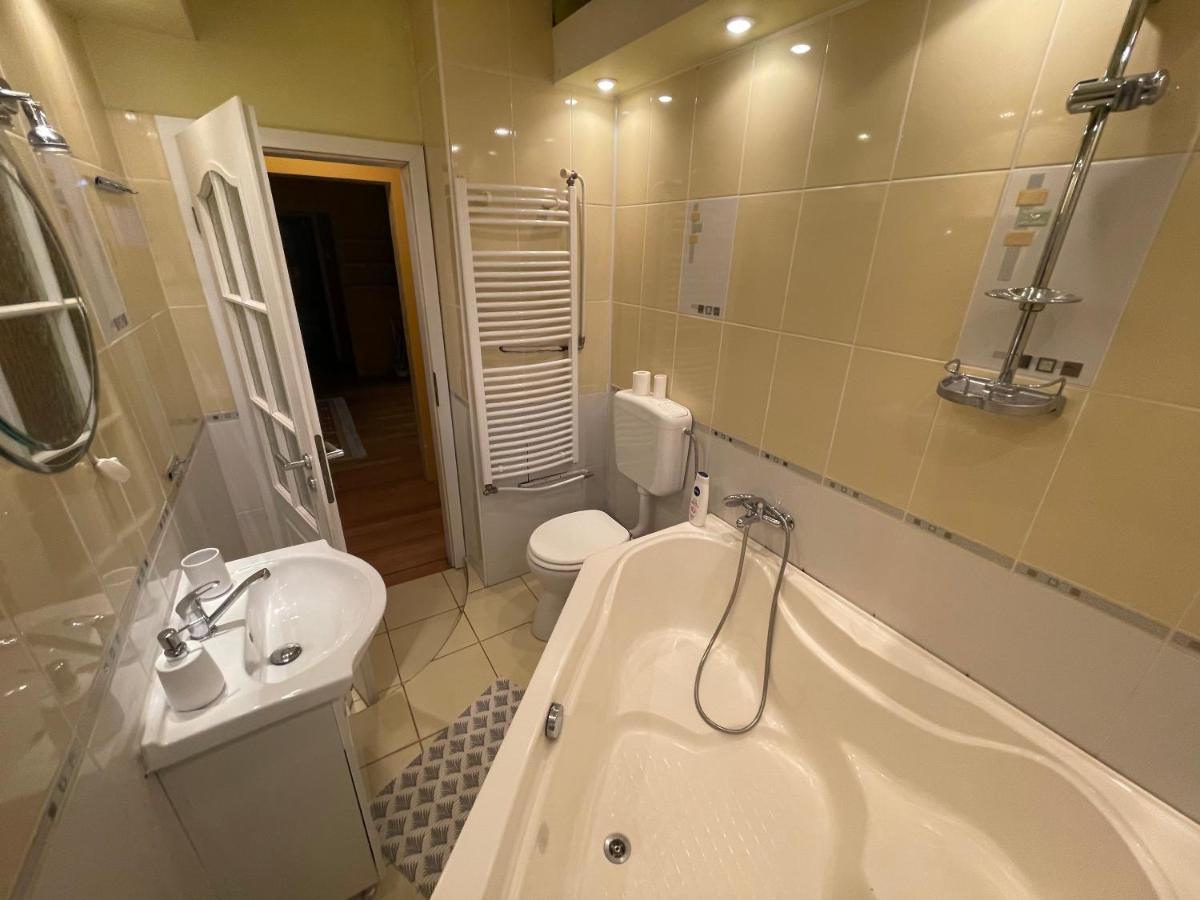 Lovely 3 Bedrooms Apartament Oradea Exterior photo