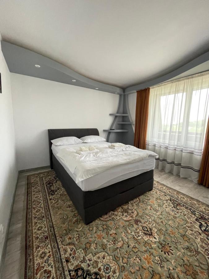 Lovely 3 Bedrooms Apartament Oradea Exterior photo