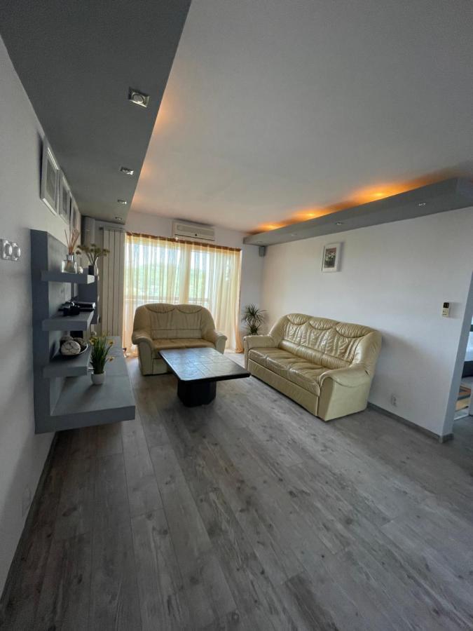 Lovely 3 Bedrooms Apartament Oradea Exterior photo