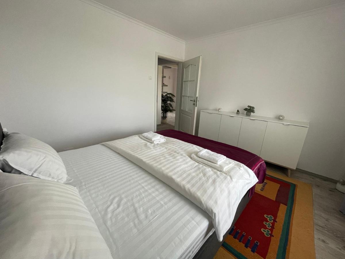 Lovely 3 Bedrooms Apartament Oradea Exterior photo